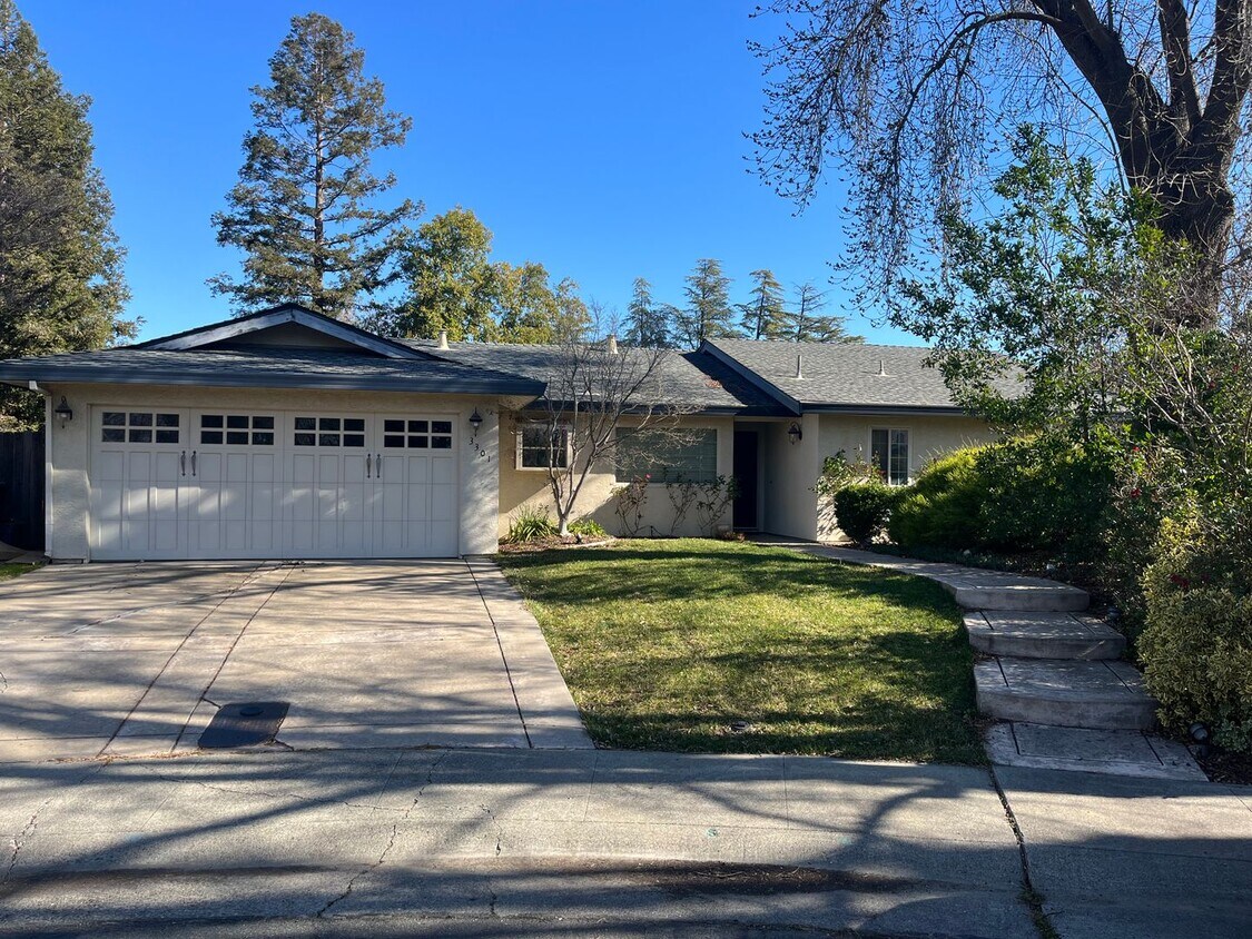 Foto principal - 4 Bedroom Home in Quiet West Davis Cul-de-sac