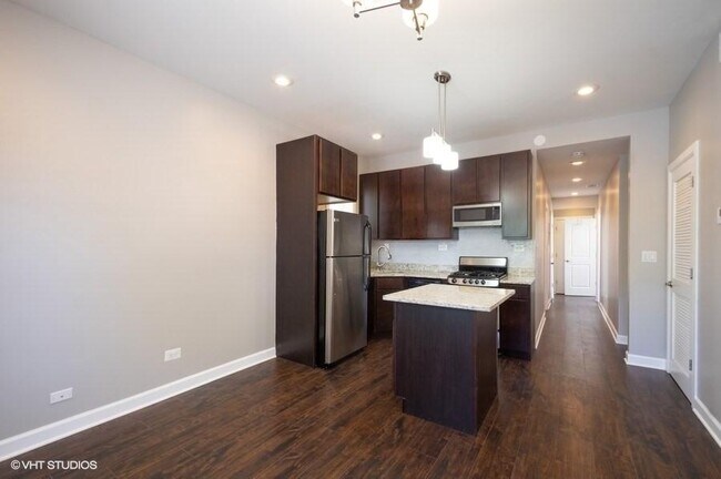 Building Photo - 2 bedroom in CHICAGO IL 60618