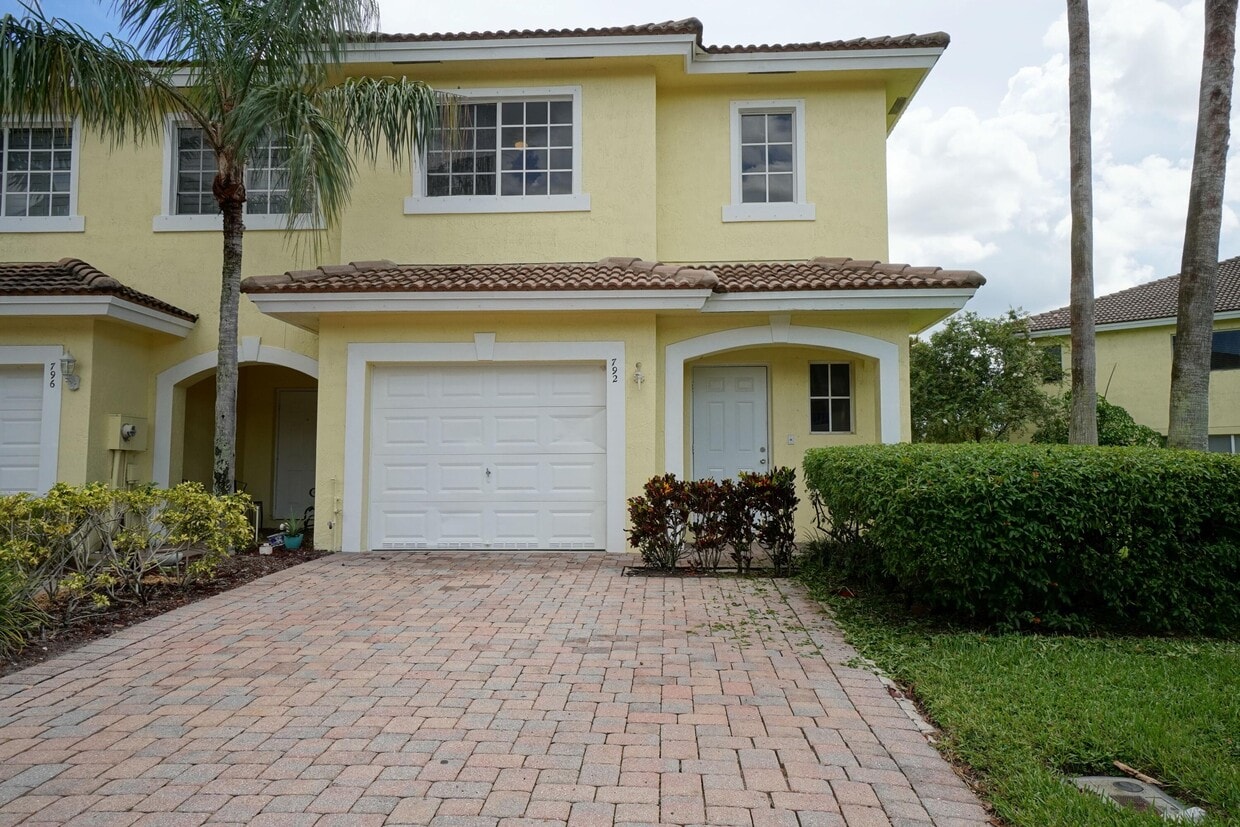 Foto principal - 792 Imperial Lake Rd