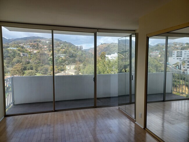 Foto del edificio - 17352 W Sunset Blvd