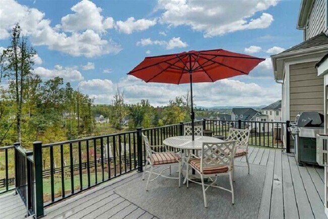 Building Photo - 2234 Hyland Ridge Dr