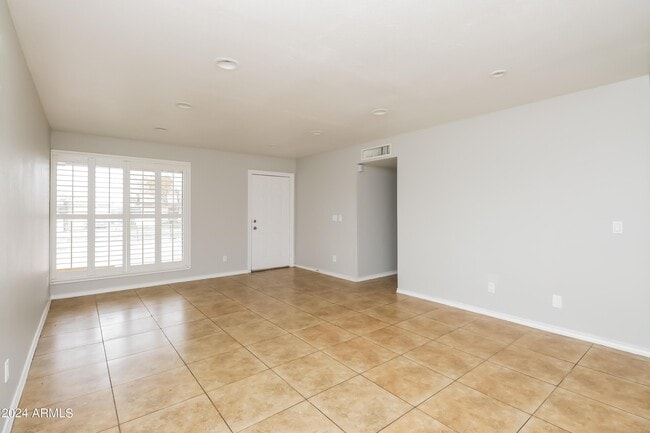 Building Photo - 1227 E Wayland Dr