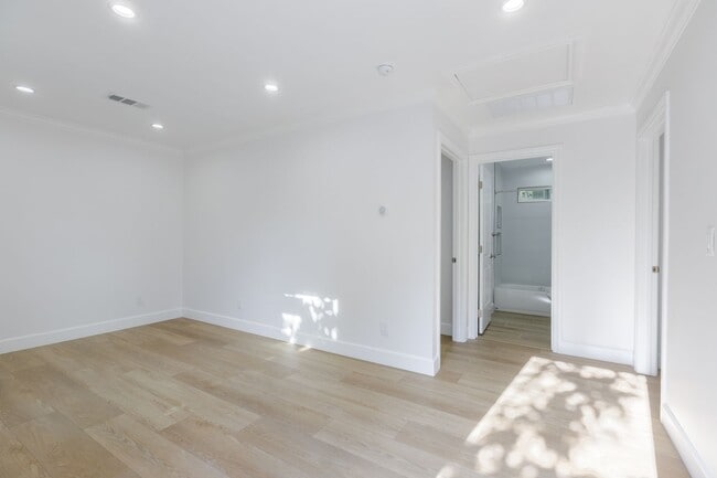 Foto del edificio - Wonderful Winnetka 2BR 1BA Cul-de-Sac Back...