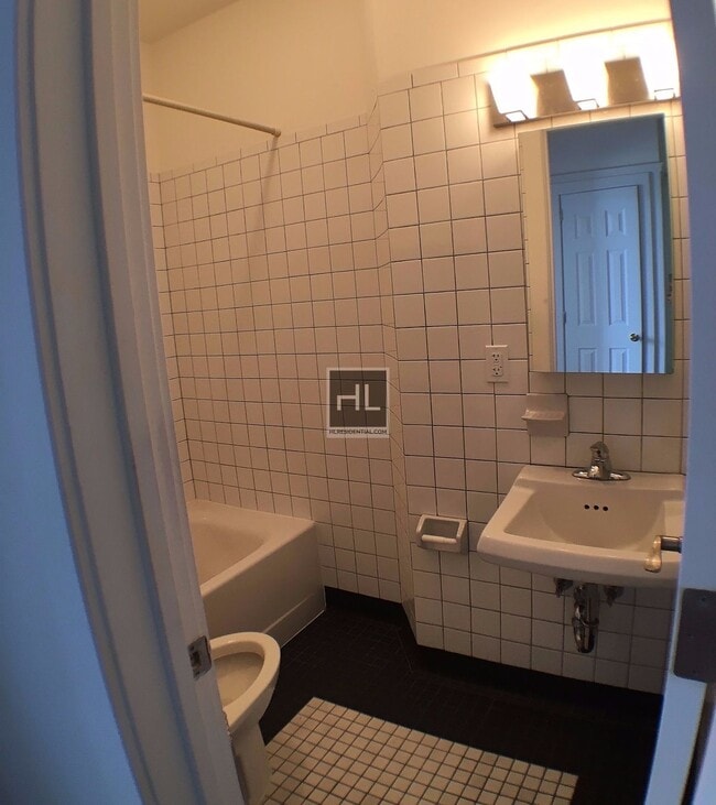 Building Photo - HARMAN STREET / Spacious 1-Bed (2-Flex) / ...