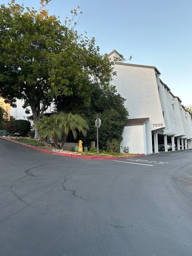Foto del edificio - 7506 Parkway Dr