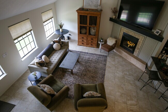 Building Photo - 708 Cowal Dr S