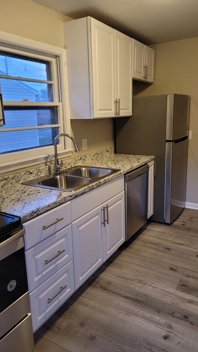 Building Photo - 924 Llano Pl