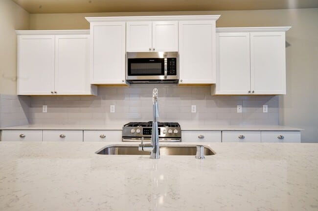 Building Photo - Luxurious newer Lennar  home