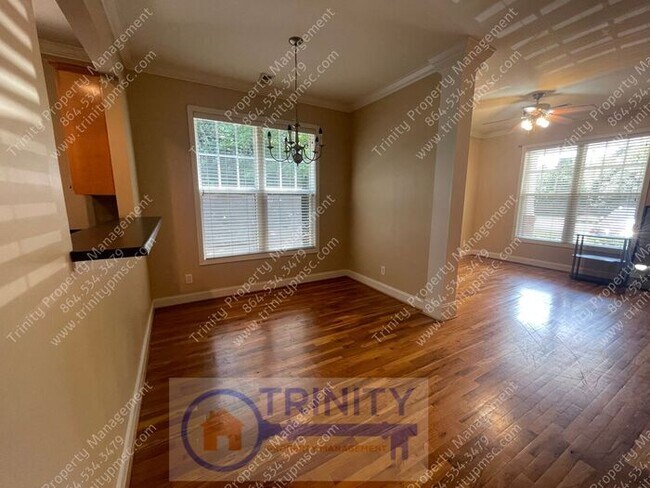 Foto del edificio - Dream Duplex Awaits: 3-Bedroom, 2-Bath Bea...