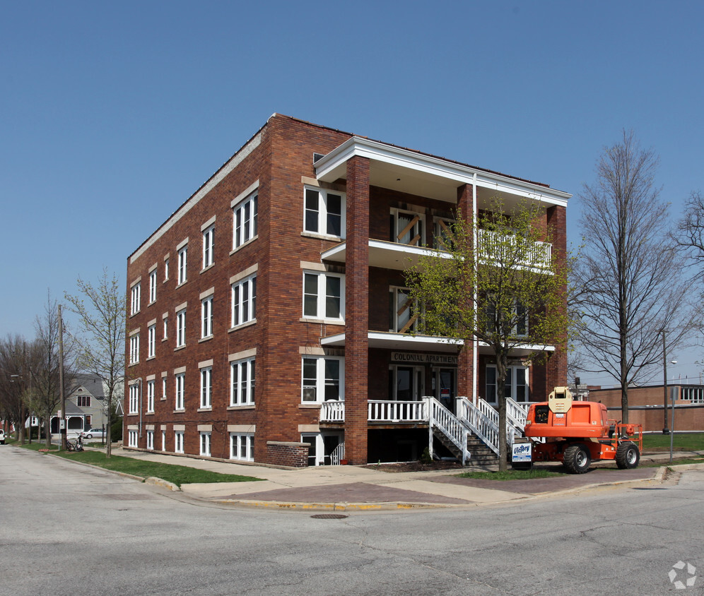 Primary Photo - Colonial Apartments