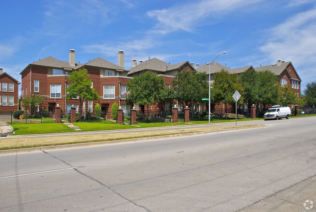 Foto principal - Townhomes of Remington Aim