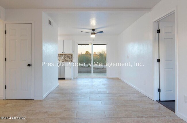 Foto del edificio - Look! This 3/2 Upgraded  East Side Charmer Is What You Have Been Looking For!