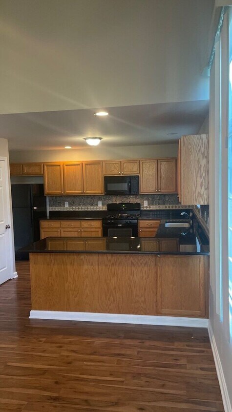 Foto del edificio - NOW AVAILABLE! - 107 N Harbor Landing, Bra...