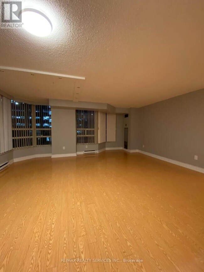 Photo du bâtiment - 250-250 Webb Dr