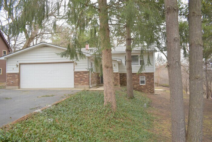 Primary Photo - 4 bedroom 3 bathroom with in law arrangement