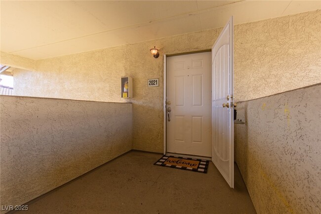 Building Photo - 7300 W Pirates Cove Rd