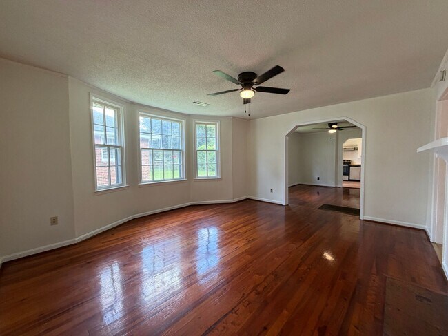 Foto del edificio - Charming 2/1 House in Celanese- $1,595