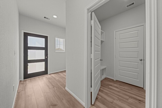 Foto del edificio - 8340 Bristlecone Pne Wy
