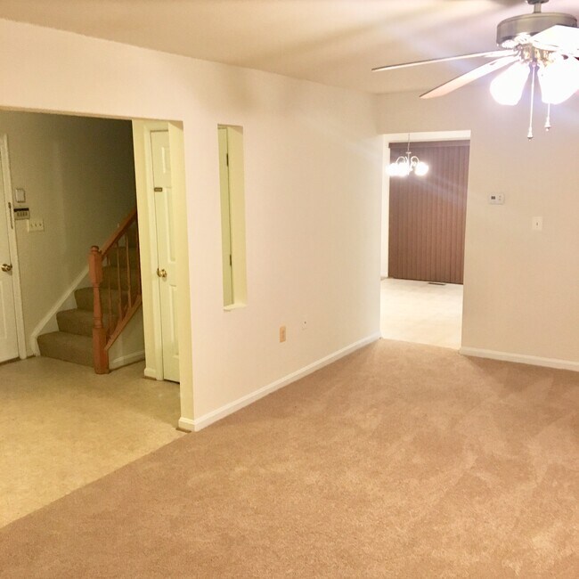 Building Photo - 3063 Lake Hill Ct