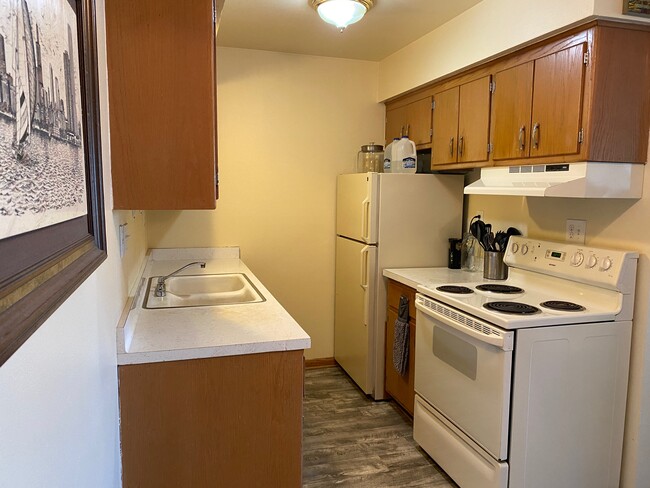 Building Photo - 1122 E Russell Ave