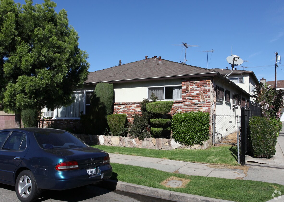 Building Photo - 3041 E 60th Pl