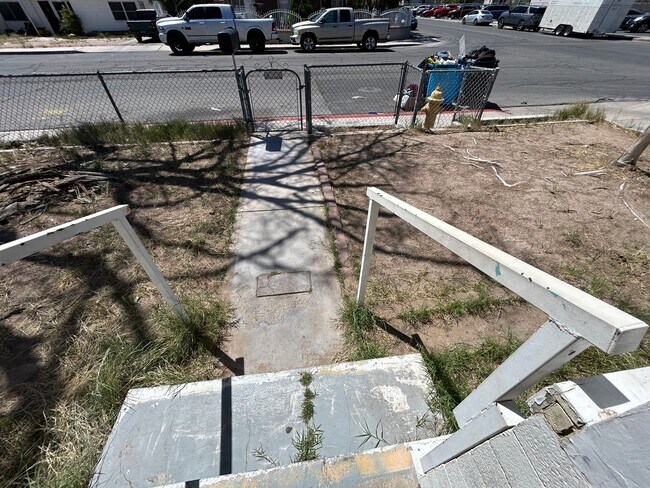 Building Photo - Spacious 4 bedroom, 2 bathroom home locate...
