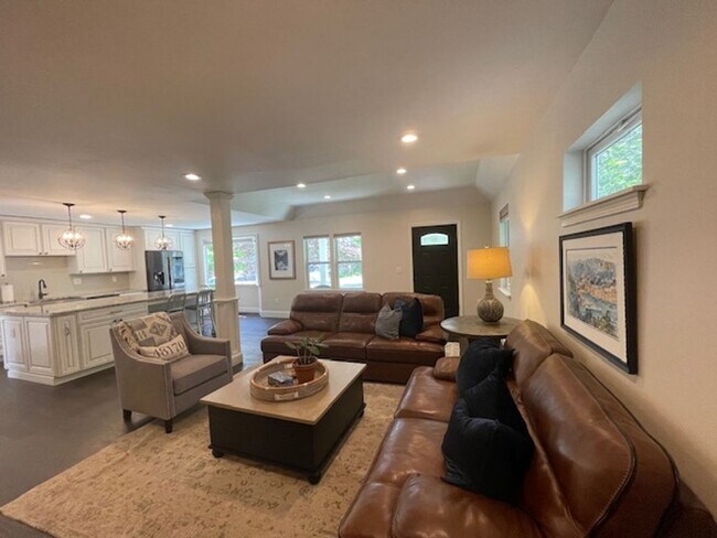 Photo - 844 Ross St House