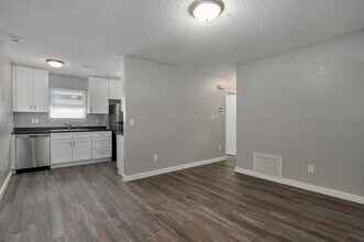 Building Photo - 1050 W Elm St