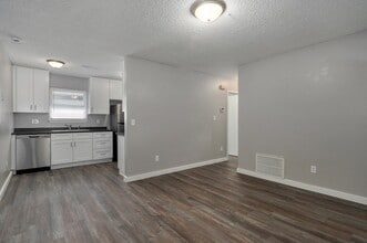 Building Photo - 1050 W Elm St
