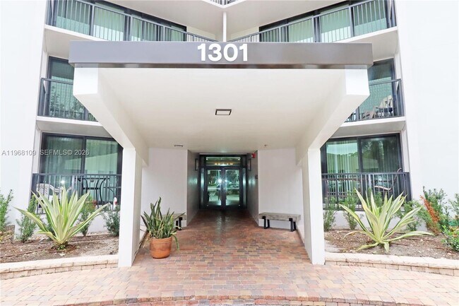 Foto del edificio - 1301 River Reach Dr