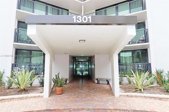 Building Photo - 1301 River Reach Dr