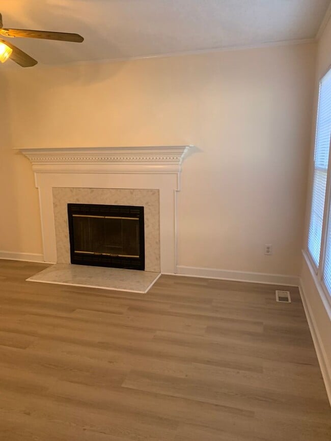 Foto del edificio - CHARMING 3 BEDROOM WITH DOWNSTAIRS PRIMARY SUITE- 717 St.Catherines~3 brm 2.5 bath~wood burning f...