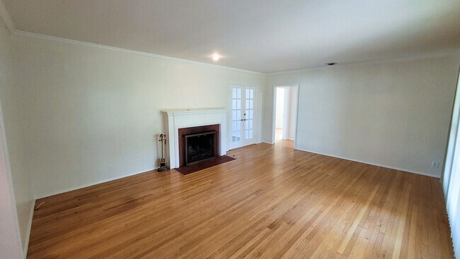 Building Photo - Ranch Style Home 3 bedroom 2 bath with Pool