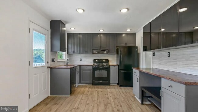 Foto del edificio - 4223 Lees Corner Rd