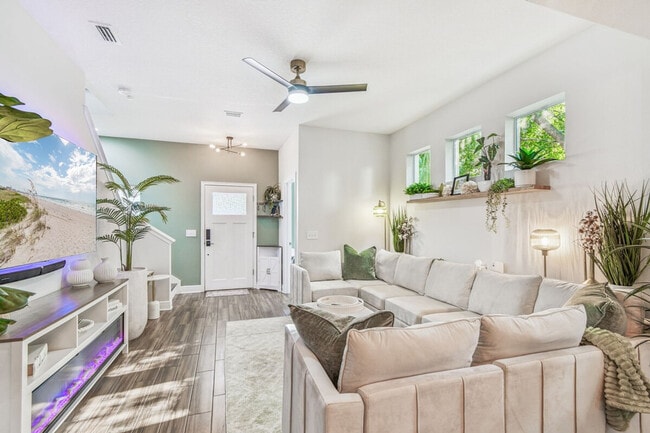 Foto del edificio - 109 W Hollywood St