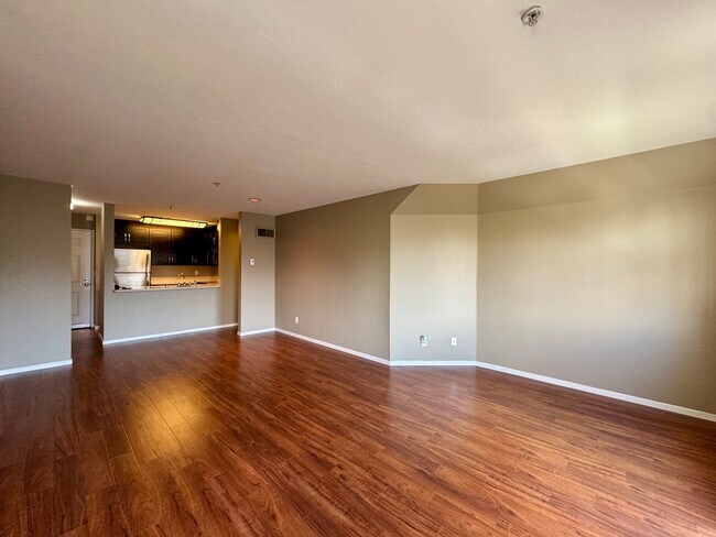 Foto del edificio - Beautiful 2B/2BA Condo in UTC!