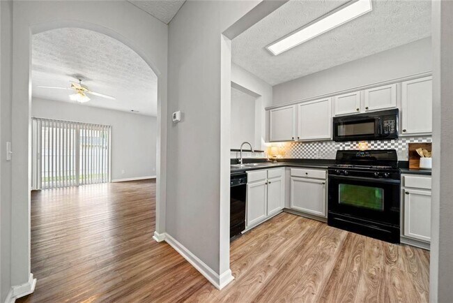 Foto del edificio - 801 Old Peachtree Rd NE