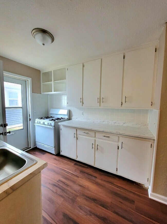 Building Photo - Section 8 Approved! 1 bedroom 1 bathroom w...