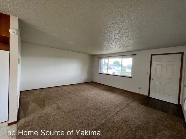Building Photo - 3 br, 1 bath House - 210 Blossom Drive