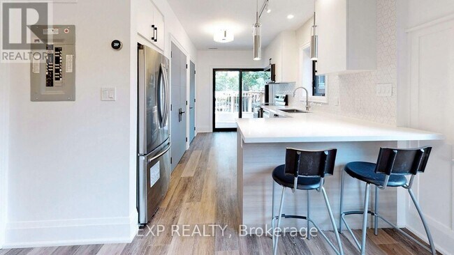 Photo du bâtiment - 218 Howard Park Ave