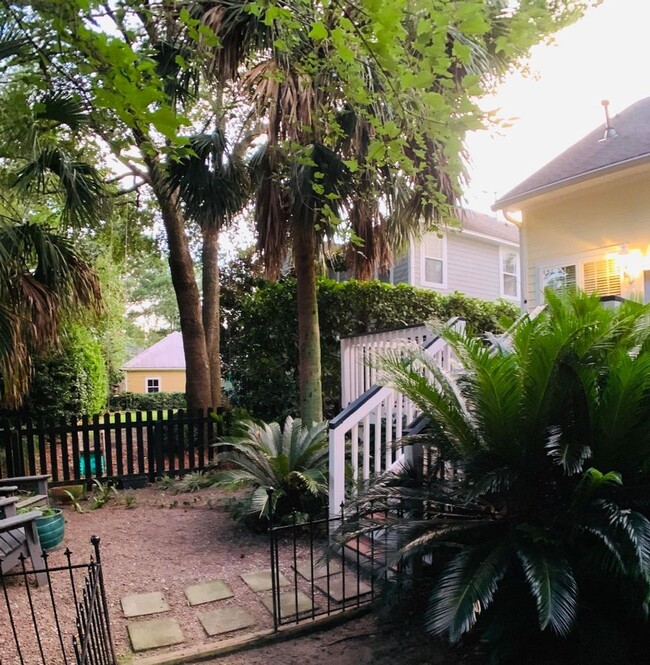 Building Photo - Gorgeous Daniel Island Home!