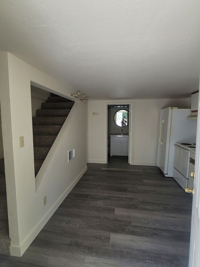 Building Photo - Quiet 1Br 1Bath in the Carmichael area