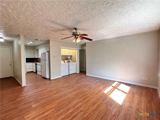 Building Photo - 906 N LBJ Dr