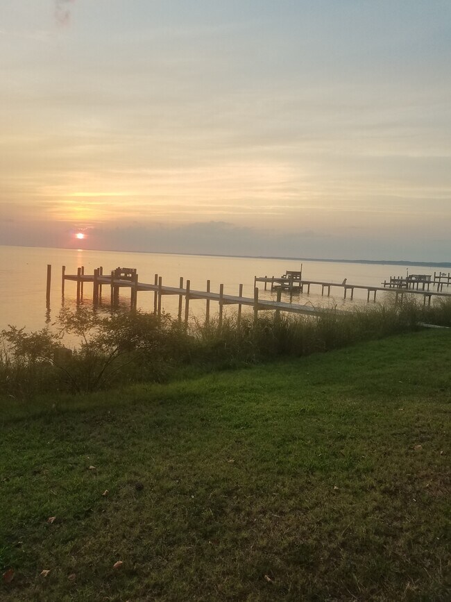 Building Photo - 18213 River Rd