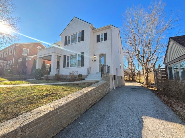 Building Photo - 27 Sunnymede Dr