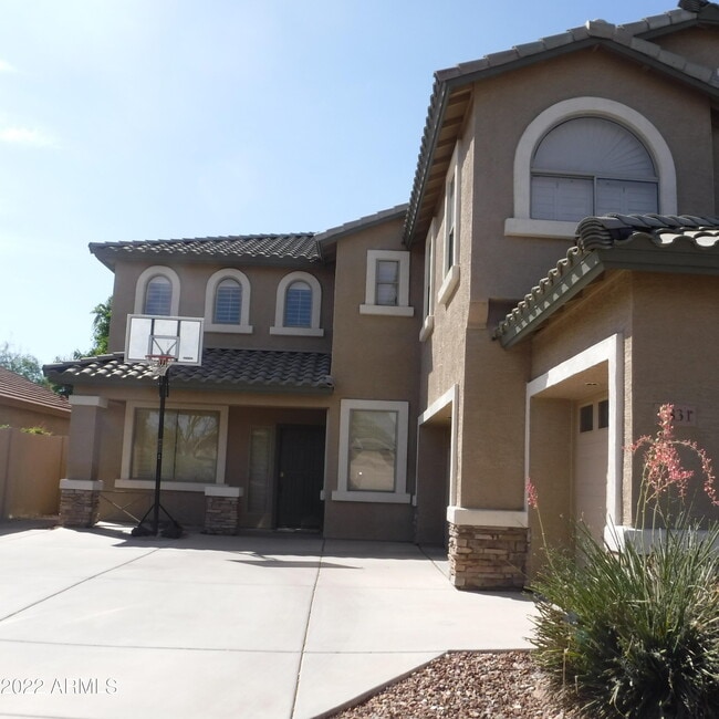 Building Photo - 9831 E Rosemary Ln