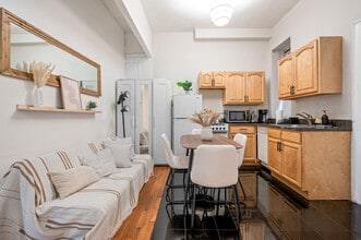 Building Photo - 440 W 45th St