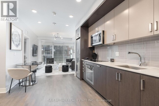 Photo du bâtiment - 1575 Lakeshore Rd W