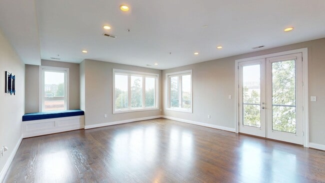 Foto del edificio - Stunning Three Bedroom Penthouse Condo W/Three Private Outdoor Spaces & Parking Included!