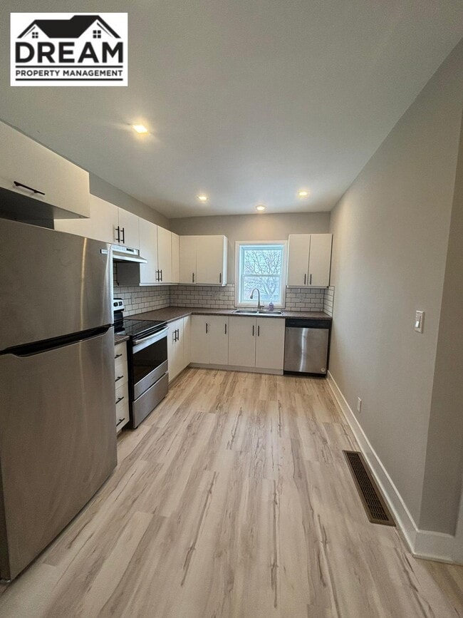 Building Photo - 420 Confederation St